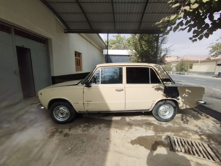 Vaz 21011 sotladi