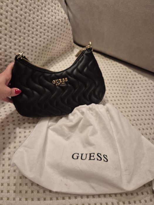 Чисто нова оригинална черна чанта за рамо Guess с метална верижка