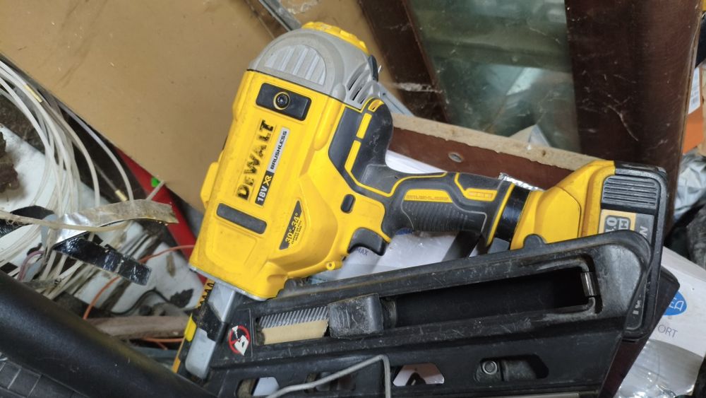 pistol de batut cuie dcn692