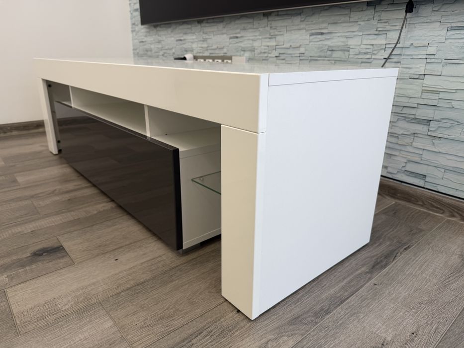 Продавам тв шкаф