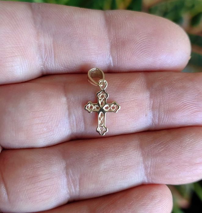 Златен кръст 14К (585) жълто злато – елегантен подарък, фин модел, унисекс - подходящ за жени, мъже или деца, идеален подарък закръщене