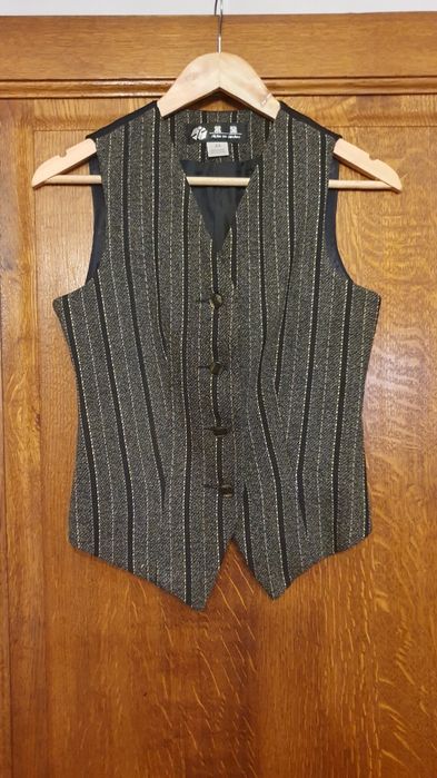 Costum intreg, cu vesta