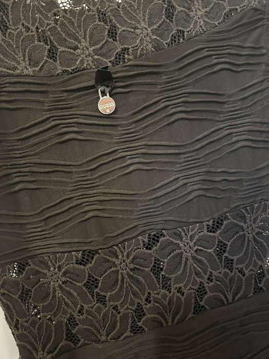 Елегантна рокля на марката Guess