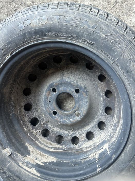 Гумата е  1 бр   195/60 R—15 / с джанта/