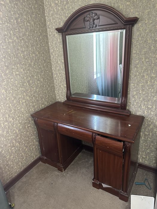 Комод с зеркалом