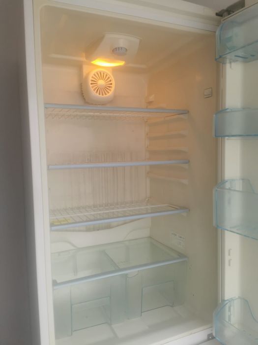 Vând urgent frigider arctic