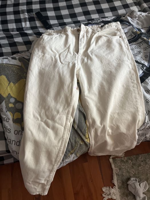 Vand blugi baggy fit cumparati din bershka, nepurtati, masura 44 ( ii vand pentru ca i am primit cadou si nu ma cuprind), 0772281641, apel aici