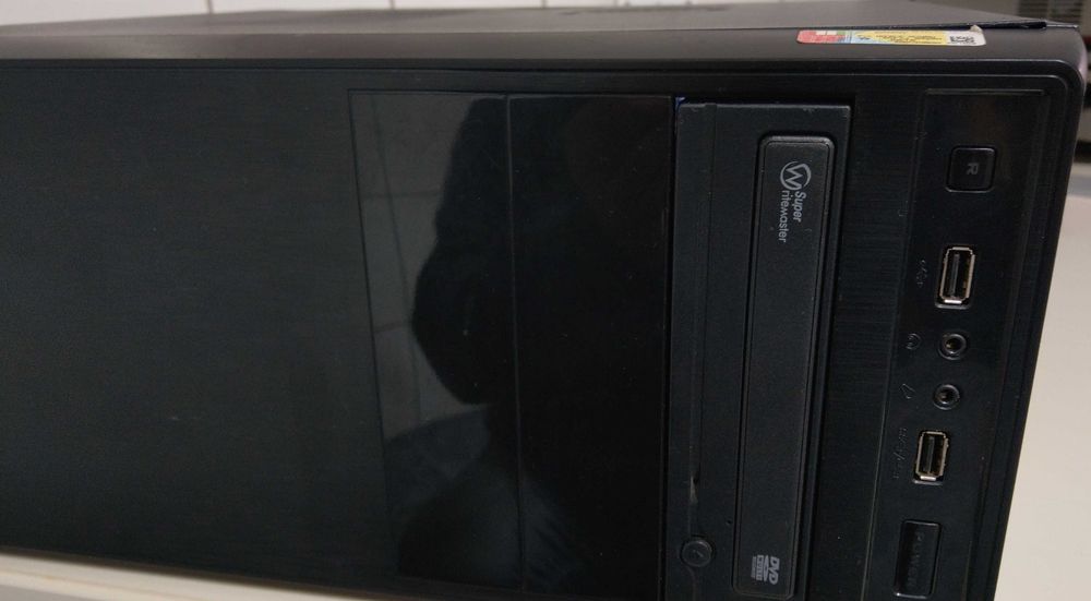 PC i3-6100 8GB DDR4 SSD 128GB sursa 500W video dedicata + monitor Dell