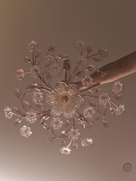 Продам две люстры, два бра настенные.