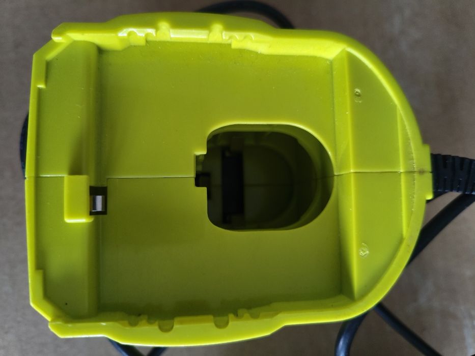 Încărcător Ryobi One+ Intelliport RC18115