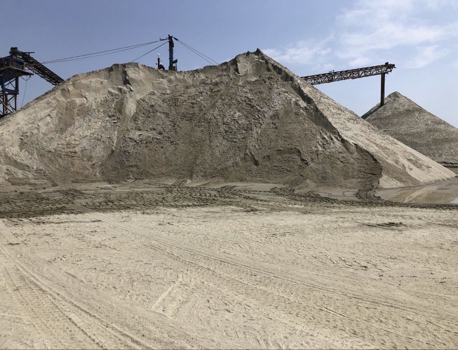 Nisip piatra pamant vegetal