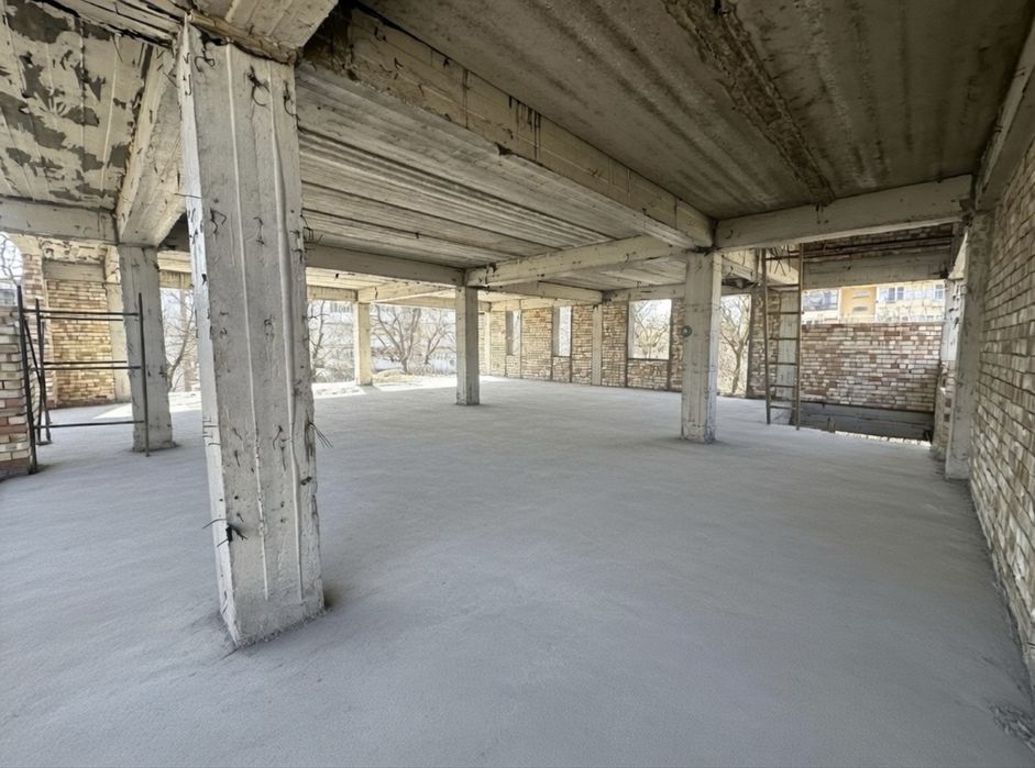 6 ta dom o'rtasida 3 etajlik Bino 800 m2 Oktayabr bozor orqasida