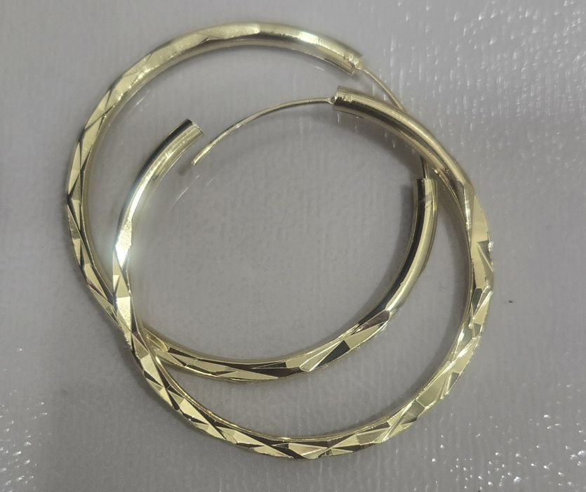 Продается серьги кольца новое диаметром 4 см лимонно золотого цвета