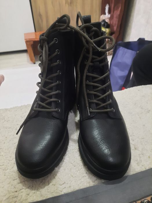 Продаётся ботинки