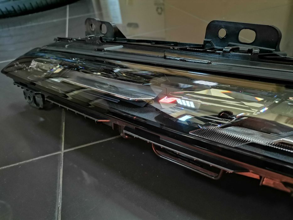 Ляв Горен Фар BMW G70 i7 Crystal Swarovski Кристал Сваровски 9879935