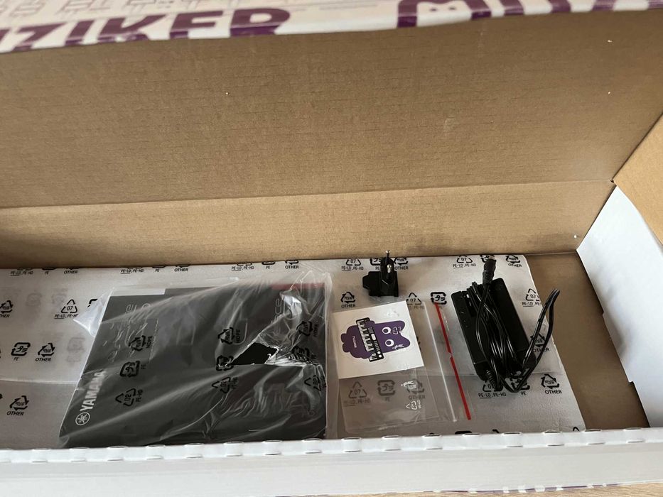 Yamaha Reface CS polyphonic Virtual Analog синтезатор