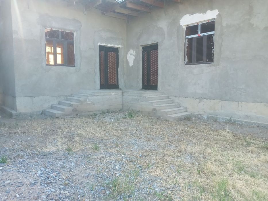 Гулистон шахар Маххала мустидан тушганда 6 хона Уй янги хечким яшамага