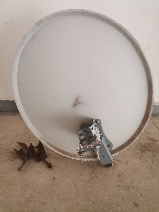 Сателитна чиния с конвертор