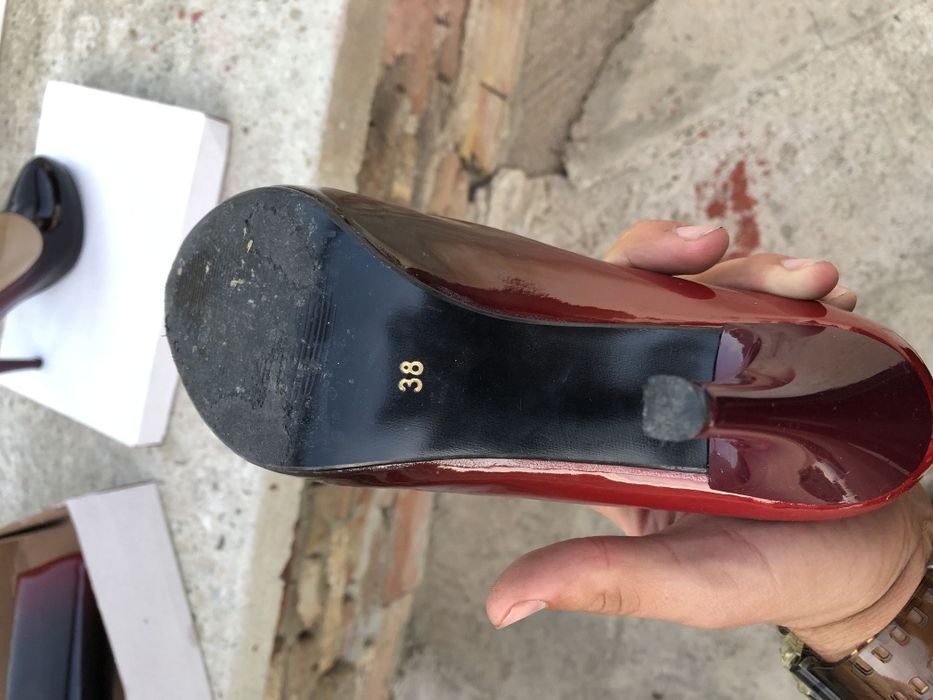 Продавам офециални обувки и портомоне размер 38