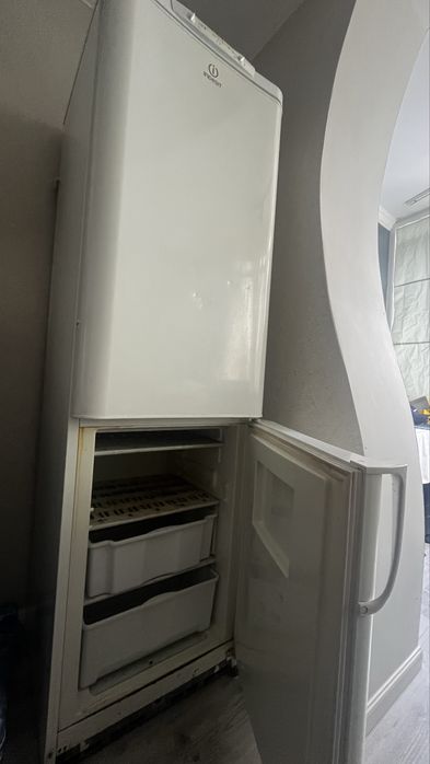 Продам холодильник INDESIT