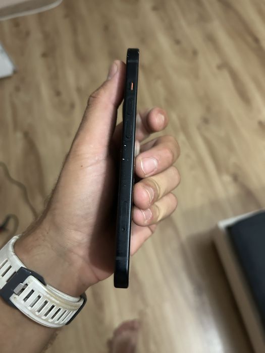 Продавам iphone 15