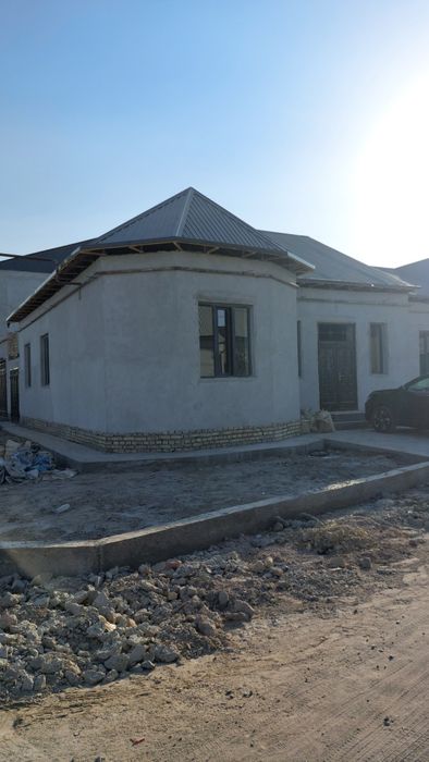 Урганч шахрида 160 м2 янги курилган 1 каватли уй  сотилади.