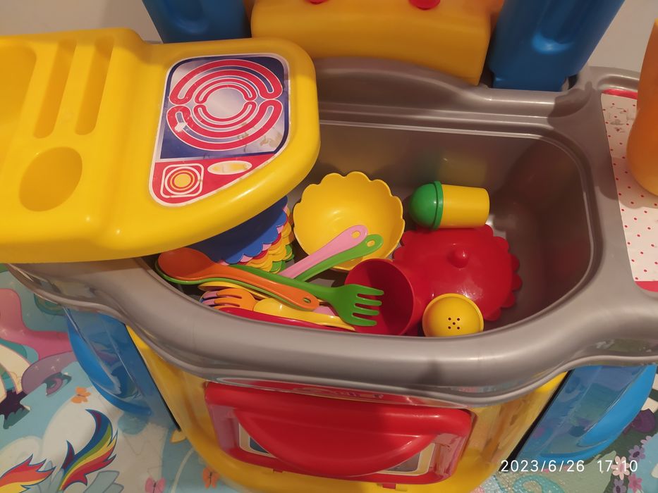 Детская игрушка кухня.