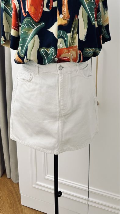 Fustă albă, din denim, goarte draguta si versatilă,