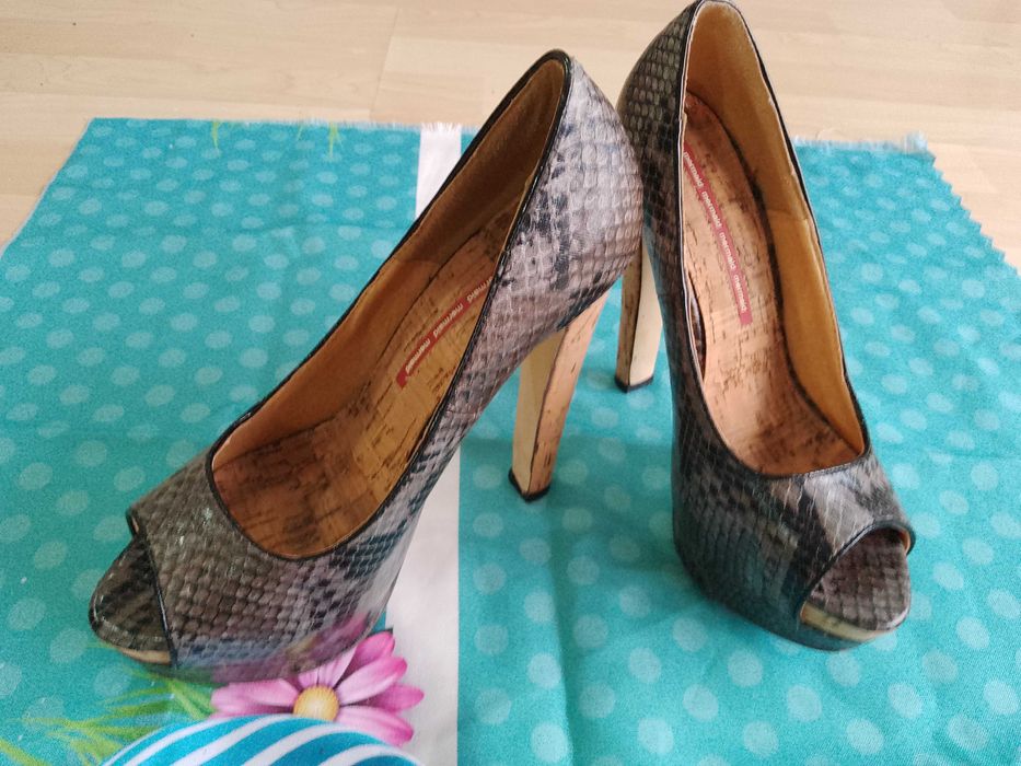 Продавам дамски елегантни обувки на висок ток имитация змийска кожа.
