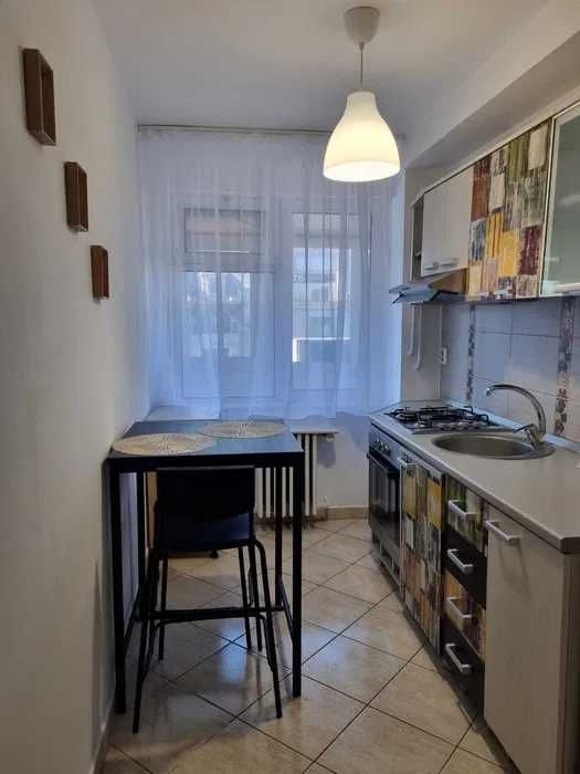 Vind apartament cu 2 camere Piata Romana, balcon 8,52m ,ideal airbnb