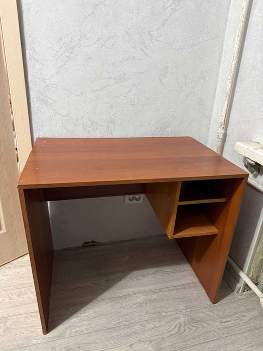 Стол для учебы офиса