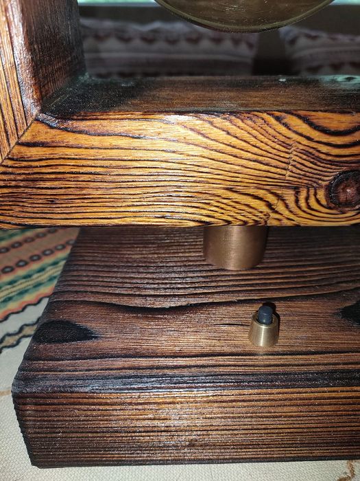 Дизайнерска настолна лампа.