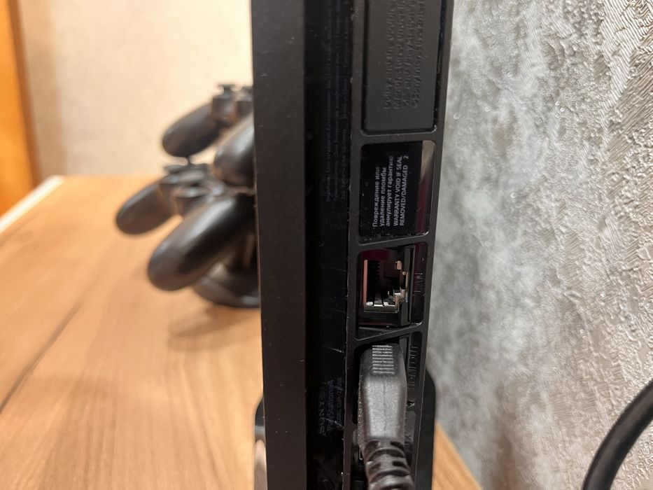 Продам прошитую Playstation 4 slim 1 tb