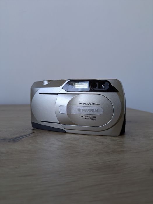 Fujifilm Finepix 2400 Zoom - РЕТРО СНИМКИ Стил Y2K (Year 2000) Дигитален Фотоапарат ОТЛИЧНО СЪСТОЯНИЕ
