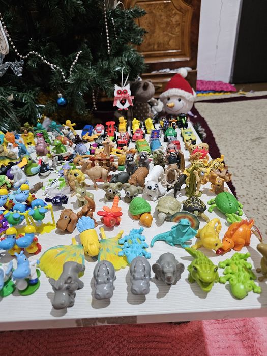 Продам киндер игрушки