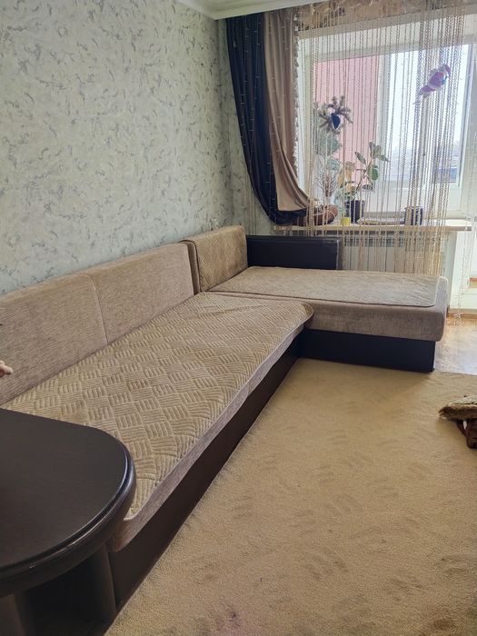 Срочно продадим диван угловой с пуфиками и столом и атаманкой