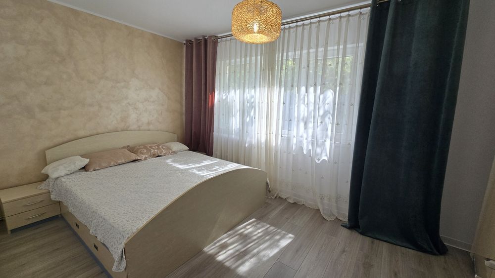 Inchiriez apartament 2 camere etaj 1 zona  Cantemir podu Rosu Palas