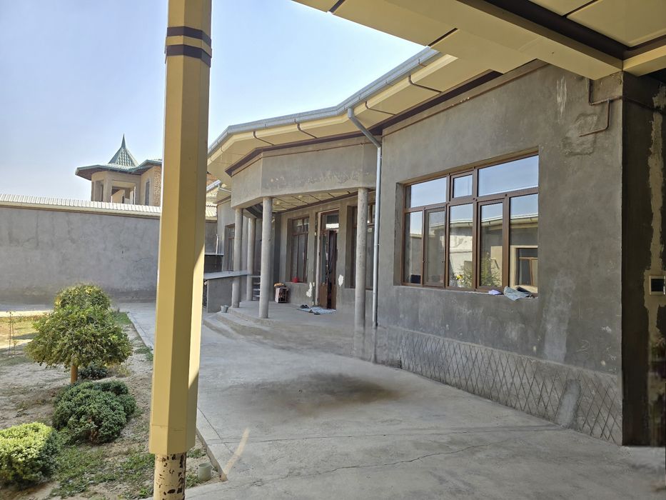 Тошкент вилояти Янгийўл шаҳрида шошилинч, арзон ховли сотилади.