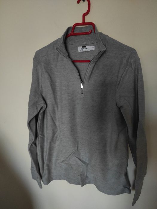 Pulovere, jersee, mărimi diferite, modele diferite, culori diferite.