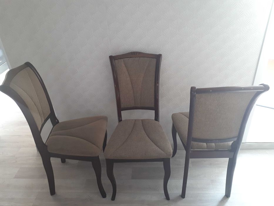 Стол и стулья в гостиную