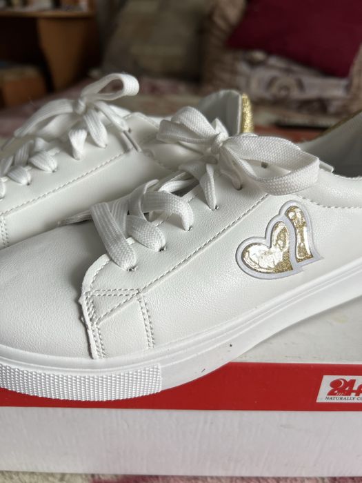 Кроссовки на весну р36