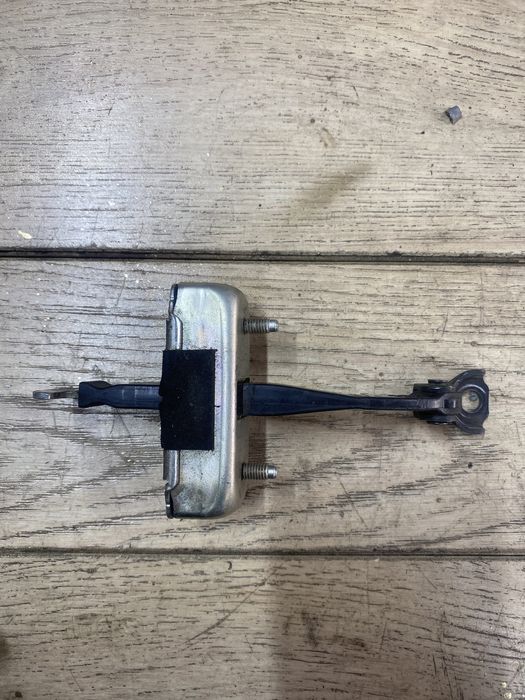 Ограничитель двери Камри 50