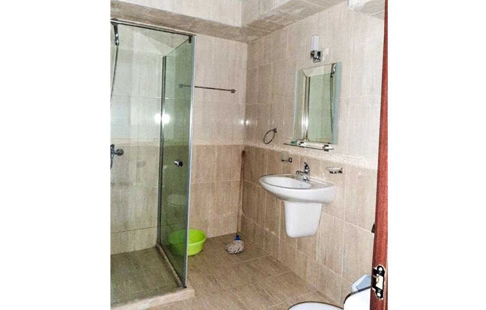 Двустаен апартамент с голяма покривна тераса – на 100 м от морето