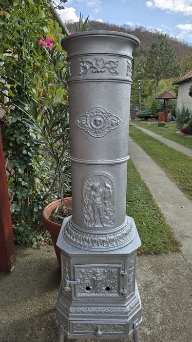 Soba din fontă antica ,este căptușit cu șamotă