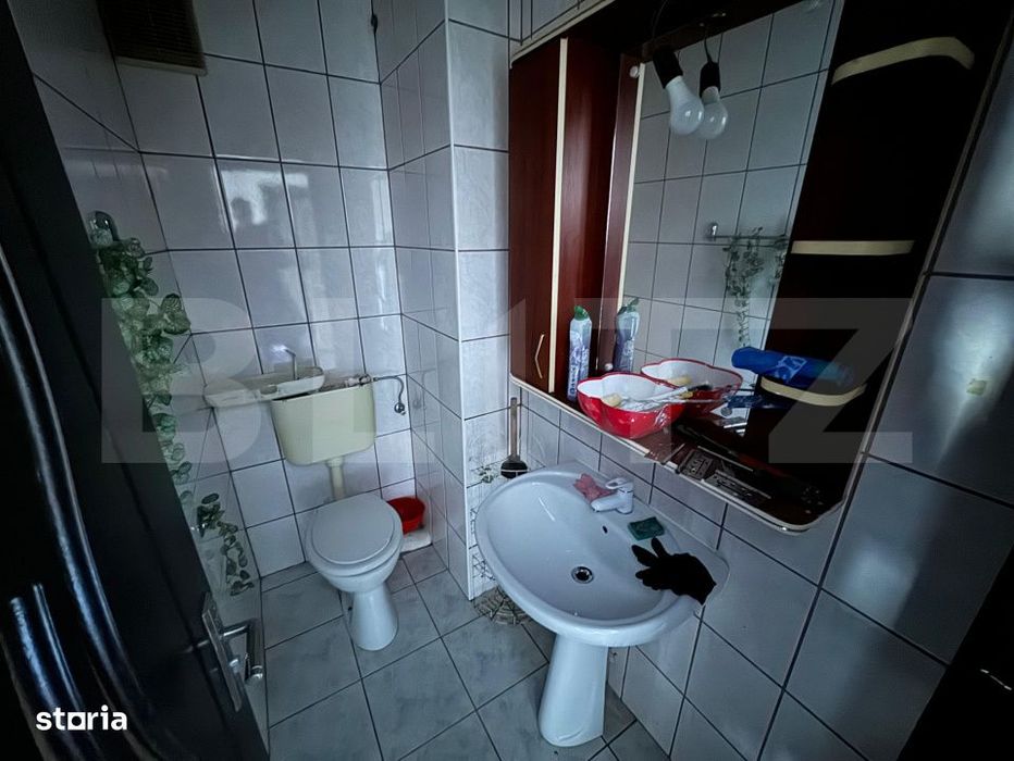 Apartament 3 camere, decomandat - zona Velenta