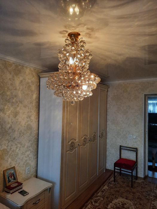 Продаю люстрю хрустальную. .