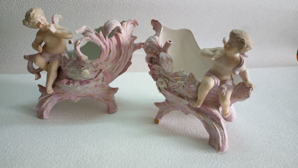 Продаются - антикварные, викторианские, парные  статуэтки  ангелов.