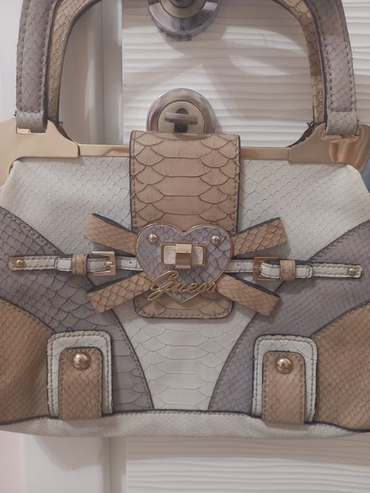 Нова чанта  GUESS