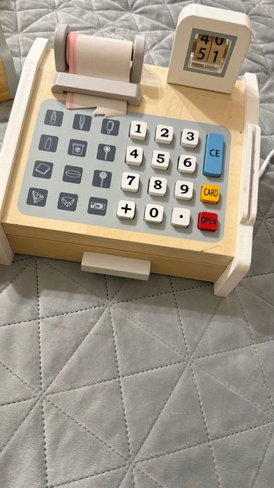 Детският дървен касов апарат На Viga Toys