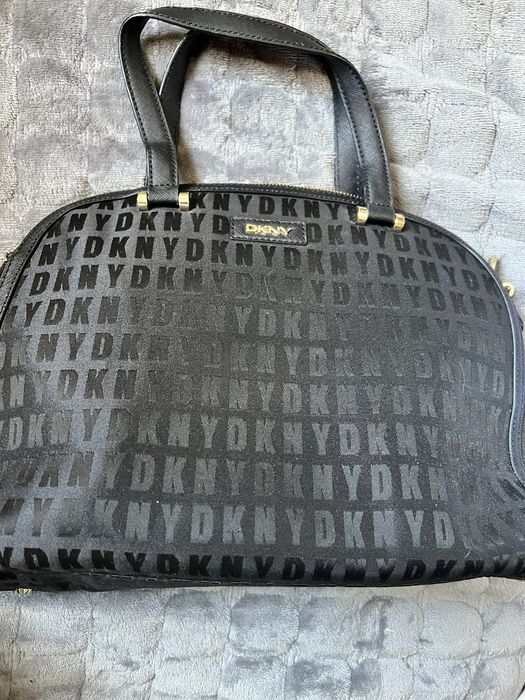 DKNY Donna Karan – оригинална черна монограмна чанта със златист обков